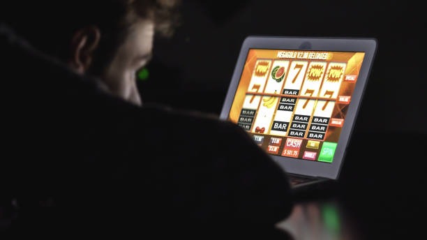 Live dealer rolling three dice in Lightning Dice game on line togell studio